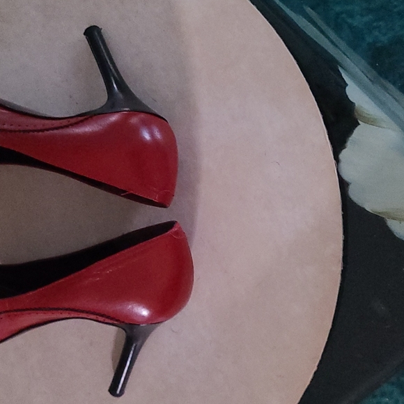 Via Spiga Red Leather/Black Patent Heels, size 9M - Picture 4 of 4